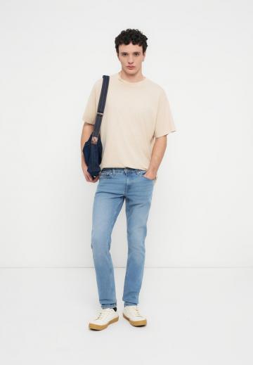 Узкие джинсы