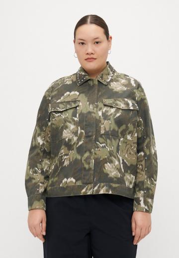 Куртка с накладнымит карманами