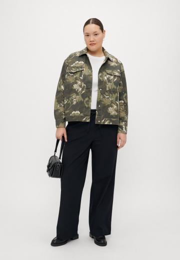 Куртка с накладнымит карманами