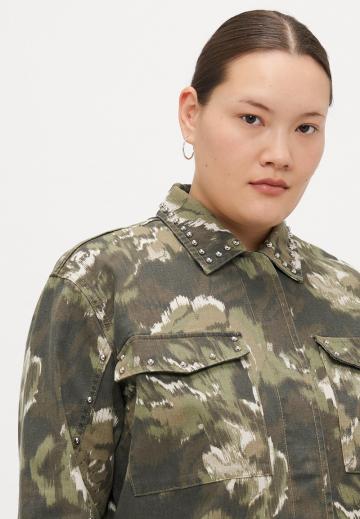 Куртка с накладнымит карманами