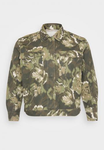 Куртка с накладнымит карманами