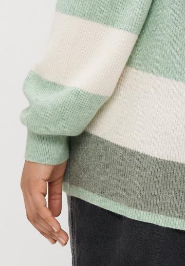 Пуловер в полоску