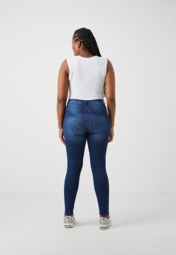 Узкие джинсы