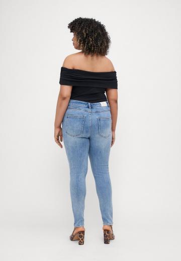 Узкие джинсы