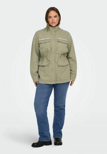 Куртка с накладнымит карманами