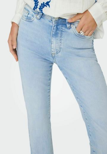 Клешеные джинсы