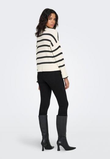 Пуловер в полоску