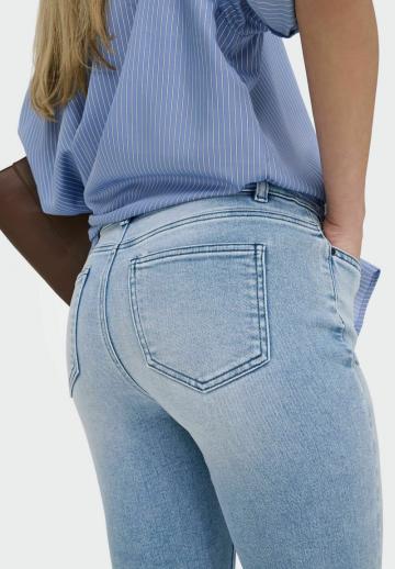 Короткие джинсы
