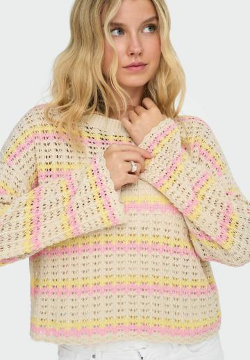 Пуловер в полоску