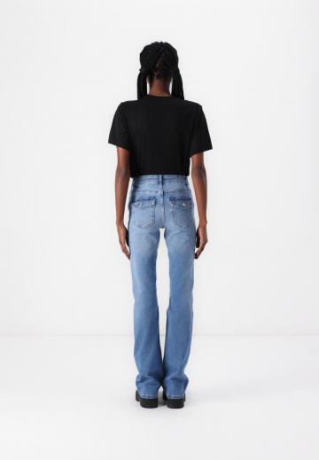 Клешеные джинсы