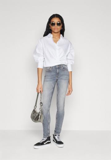 Узкие джинсы