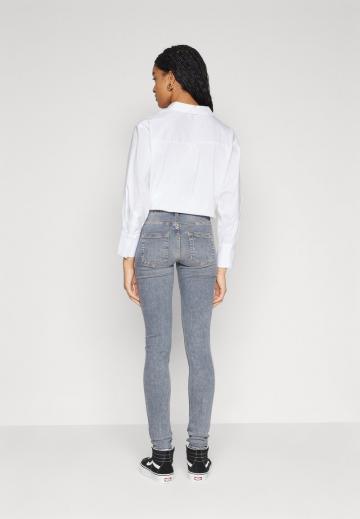 Узкие джинсы