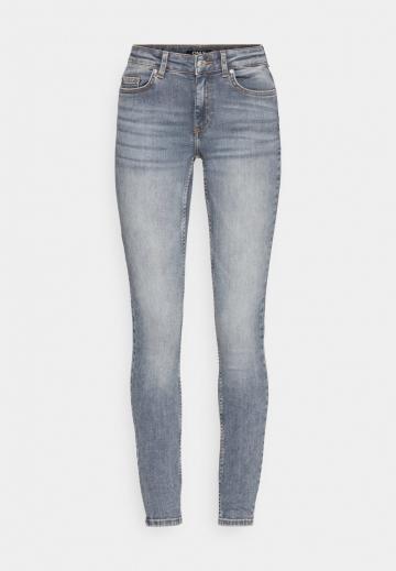 Узкие джинсы