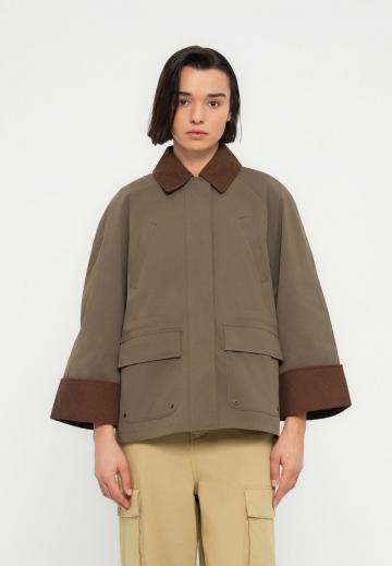 Куртка с накладнымит карманами