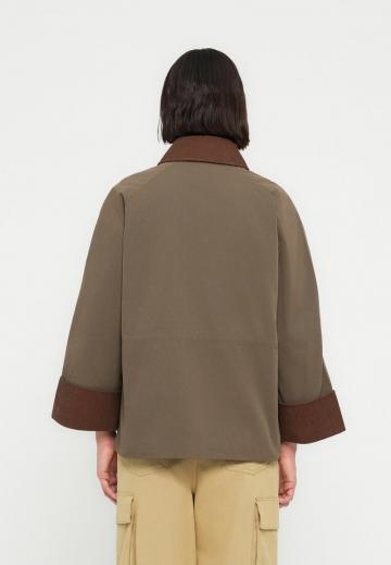 Куртка с накладнымит карманами