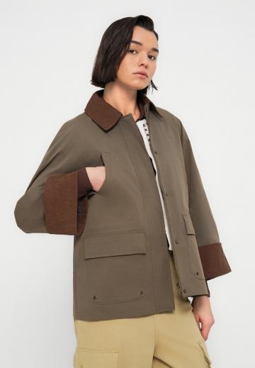 Куртка с накладнымит карманами