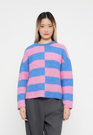 Пуловер в полоску