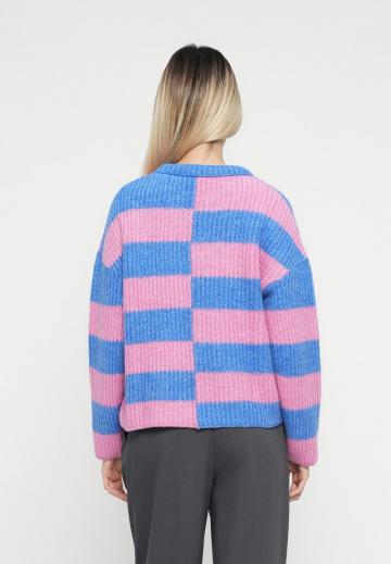 Пуловер в полоску