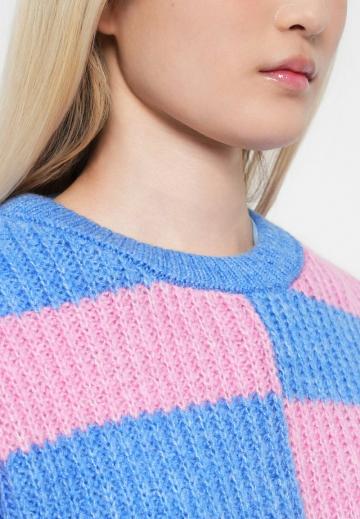 Пуловер в полоску