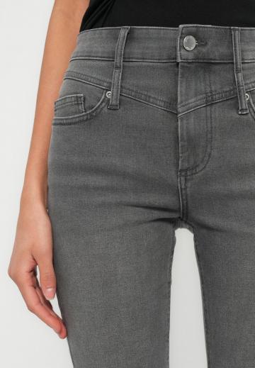 Узкие джинсы