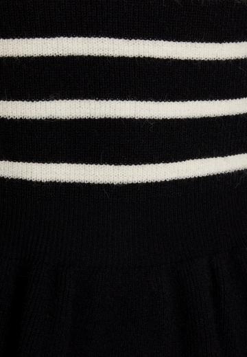 Пуловер в полоску