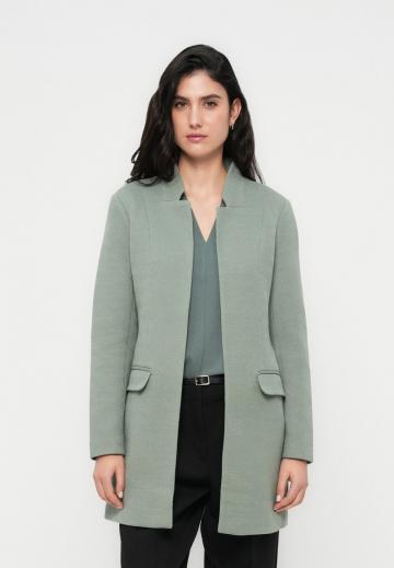 Короткое пальто