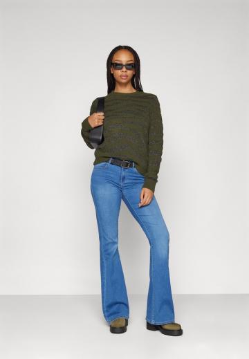 Клешеные джинсы