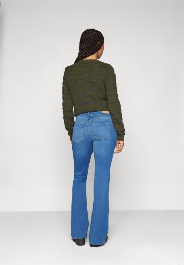Клешеные джинсы