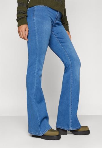 Клешеные джинсы