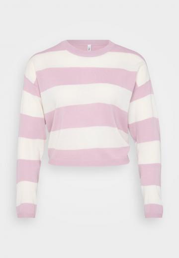 Пуловер в полоску