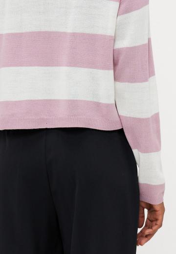 Пуловер в полоску