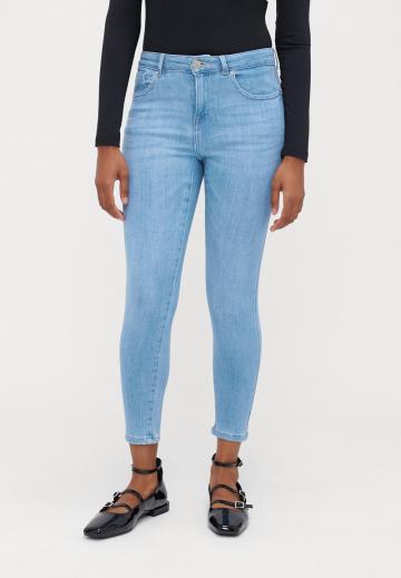 Короткие джинсы