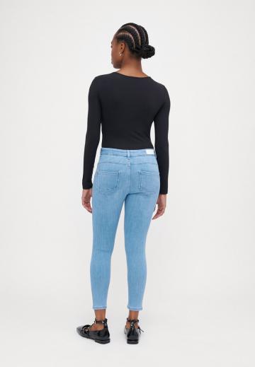 Короткие джинсы