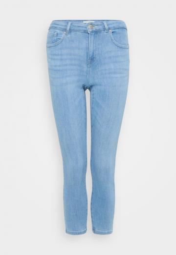 Короткие джинсы