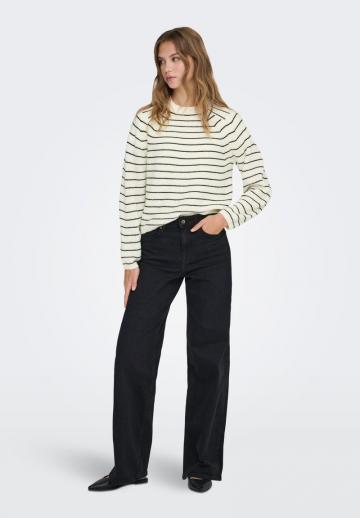 Пуловер в полоску