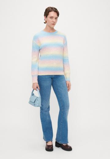 Пуловер в полоску