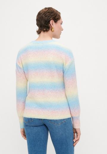 Пуловер в полоску