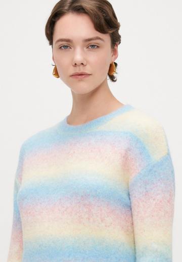 Пуловер в полоску