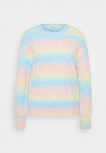 Пуловер в полоску