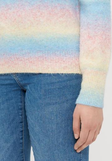 Пуловер в полоску