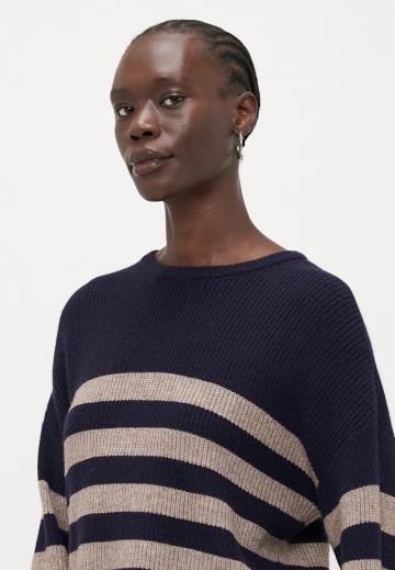 Пуловер в полоску