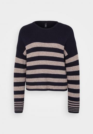 Пуловер в полоску