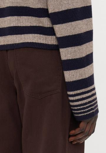 Пуловер в полоску