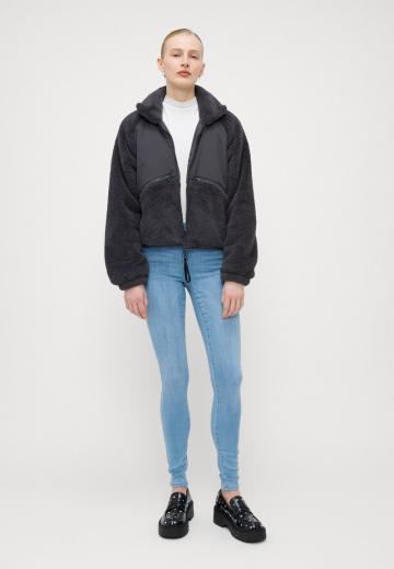 Узкие джинсы