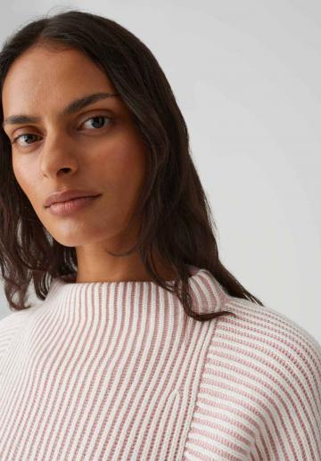 Пуловер в полоску