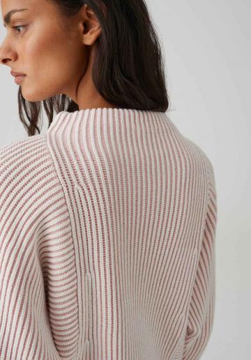 Пуловер в полоску