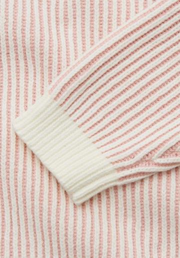 Пуловер в полоску