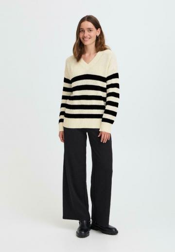 Пуловер с вырезом V