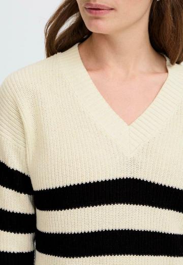 Пуловер с вырезом V
