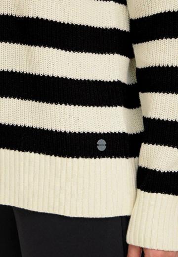 Пуловер с вырезом V